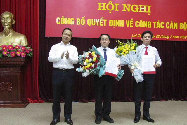 Đồng chí Trần Tiến Dũng - Phó Bí thư Tỉnh ủy, Chủ tịch UBND tỉnh trao quyết định bổ nhiệm cho 2 cán bộ được bổ nhiệm.