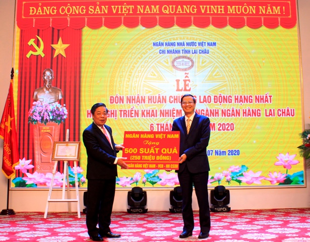 Đồng chí Nguyễn Kim Anh - Phó Thống đốc Ngân hàng Nhà nước Việt Nam trao 500 suất quà tặng gia đình chính sách cho tỉnh Lai Châu.