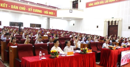 Các đại biểu biểu quyết thông qua nghị quyết tại kỳ họp.