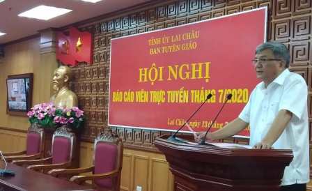 Đ/c Nguyễn Chi Lăng - Phó Giám đốc Bảo hiểm xã hội tỉnh thông tin tại Hội nghị