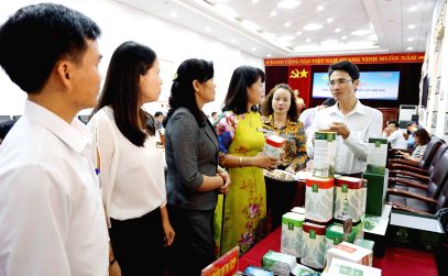 Đồng chí Hà Trọng Hải - Phó Chủ tịch UBND tỉnh trao đổi với các đại biểu tại gian trưng bày sản phẩm chè tham gia đánh giá, phân hạng sản phẩm OCOP lần 1.