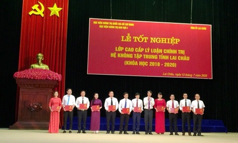 PGS.TS Hoàng Văn Hoan - Phó Giám đốc Học viện Chính trị khu vực I trao bằng tốt nghiệp cho các học viên
