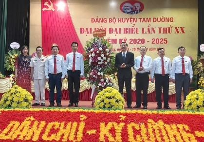 Đồng chí Vũ Văn Hoàn - Phó Bí thư Thường trực Tỉnh ủy tặng hoa, chúc mừng Đại hội.