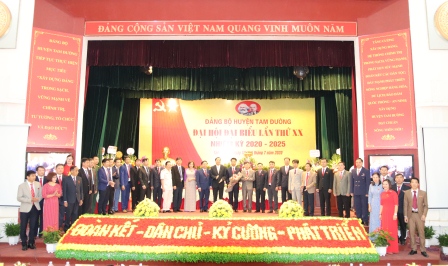BCH Đảng bộ huyện khóa XX cùng các đồng chí lãnh đạo tỉnh