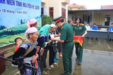 Đại tá Nguyễn Ngọc Lương - Uỷ viên Ban Thường vụ Đảng uỷ, Phó Chỉ huy Trưởng, Tham mưu Trưởng Bộ CHQS tỉnh tặng quà cho gia đình khó khăn