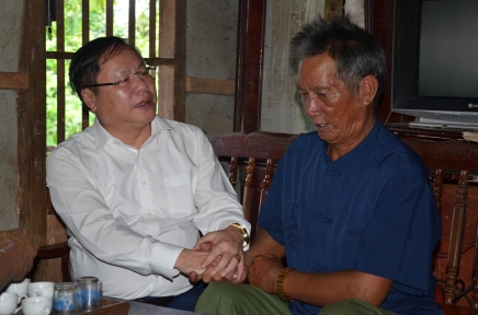 Đồng chí Phó Chủ tịch Thường trực UBND tỉnh Tống Thanh Hải thăm động viên cho thương binh Lào Văn Tiếng.