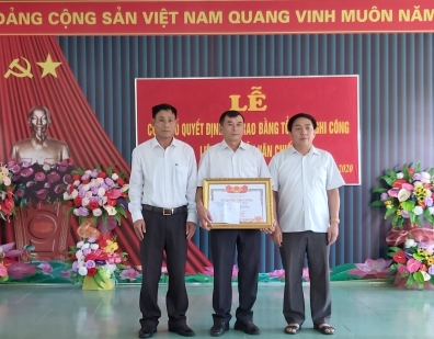 Lãnh đạo Sở LĐTB&XH tỉnh Lai Châu và huyện Tam Đường đã trao Bằng Tổ quốc ghi công cho thân nhân liệt sỹ Nguyễn Văn Chiếm