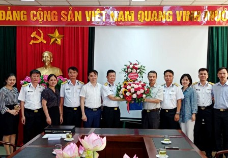 Đại tá Đặng Văn Cảnh - Phó Chủ nhiệm Chính trị Bộ Tham mưu Quân chủng Hải quân và Đoàn công tác tặng hoa cho Ban Tuyên giáo Tỉnh ủy nhân 90 năm Ngày truyền thống Tuyên giáo của Đảng (01/8/1930 - 01/8/2020)
