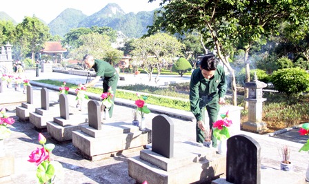 Đoàn Đại biểu Hội Cựu chiến binh Khối các Cơ quan và Doanh nghiệp tỉnh thắp hương tại nghĩa trang liệt sỹ tỉnh