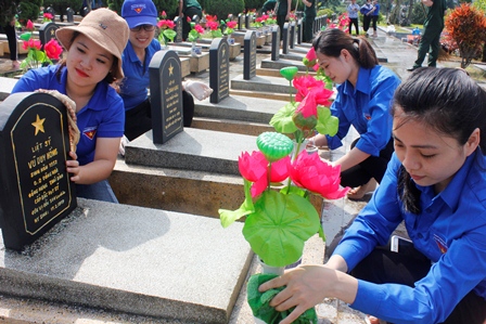 Đoàn viên thanh niên vệ sinh các phần mộ Liệt sỹ tại nghĩa trang tỉnh