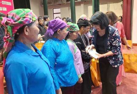 Đồng chí Đặng Thị Ngọc Thịnh, UVTƯ  Đảng, Phó Chủ tịch nước CHXHCN Việt Nam tặng quà các gia đình chính sách huyện Tam Đường