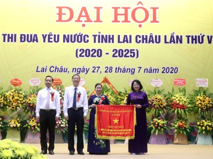 Phó Chủ tịch nước Đặng Thị Ngọc Thịnh trao Cờ thi đua cho lãnh đạo tỉnh Lai Châu