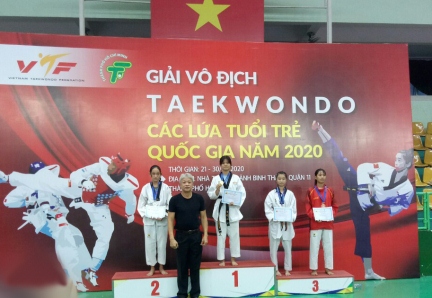 Đại diện Ban Tổ chức trao Huy chương vàng hạng cân 51 kg U14 cho vận động viên Lò Liến Du đoàn Lai Châu