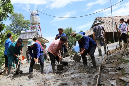 Đoàn viên thanh niên huyện Tam Đường giúp Nhân dân xã Khun Há làm đường giao thông nông thôn, phục vụ chương trình xây dựng nông thôn mới.