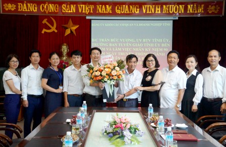 Đ/c Trần Đức Vương  - Trưởng Ban Tuyên giáo Tỉnh ủy tặng hoa chúc mừng BTG Đảng ủy Khối các cơ quan và Doanh nghiệp tỉnh