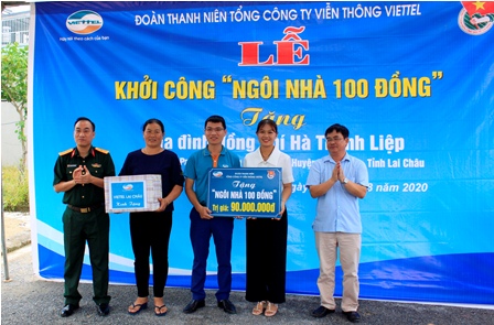 Đại diện lãnh đạo Viettel Lai Châu và UBND huyện Nậm Nhùn trao món quà hỗ trợ cho gia đình đồng chí Hà Thanh Liệp.
