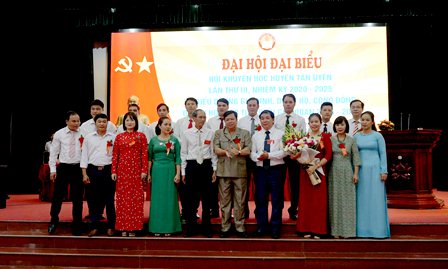 Đồng chí Phan Văn Nguyên - Phó Bí thư Thường trực Huyện ủy, Chủ tịch HĐND huyện tặng hoa chúc mừng Ban Chấp hành Hội Khuyến học huyện khóa III.