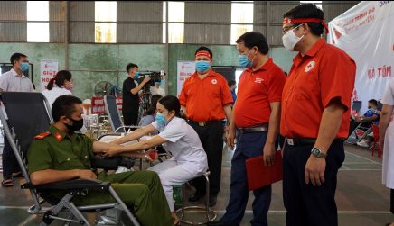 Lãnh đạo Hội Chữ thập đỏ tỉnh, UBND huyện Tân Uyên động viên tình nguyện viên tham gia hiến máu tình nguyện.