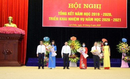 Lãnh đạo Sở Giáo dục và Đào tạo tỉnh tặng hoa chúc mừng các đồng chí trưởng phòng giáo dục thành phố Lai Châu, huyện Tam Đường, Trưởng Phòng Tổ chức cán bộ Sở Giáo dục mới được bổ nhiệm.