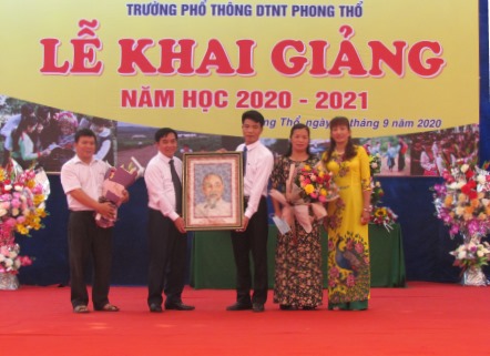 Đồng chí Trần Đức Vương - Ủy viên Ban Thường vụ, Trưởng Ban Tuyên giáo Tỉnh ủy tặng hoa và ảnh Bác Hồ tại Lễ khai giảng.