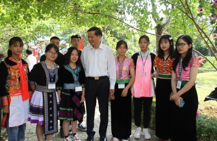 Đồng chí Vũ Văn Hoàn - Phó Bí thư Thường trực Tỉnh ủy, Chủ tịch HĐND tỉnh trò chuyện với các em học sinh trường THPTDTNT tỉnh