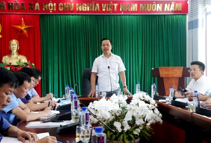Chủ tịch UBND tỉnh Trần Tiến Dũng phát biểu kết luận tại buổi làm việc.