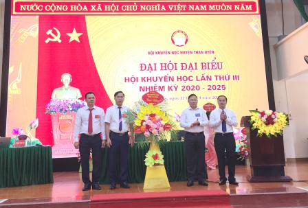 Đồng chí Đinh Trung Tuấn - Giám đốc Sở Giáo dục và Đào tạo tỉnh, Phó Chủ tịch thường trực Hội Khuyến học tỉnh tặng hoa chúc mừng đại hội.