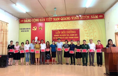 Đồng chí Ngô Thị Bích Hạnh, Phó Chủ nhiệm UBKT Tỉnh ủy trao giấy chứng nhận hoàn thành lớp tập huấn cho các học viên