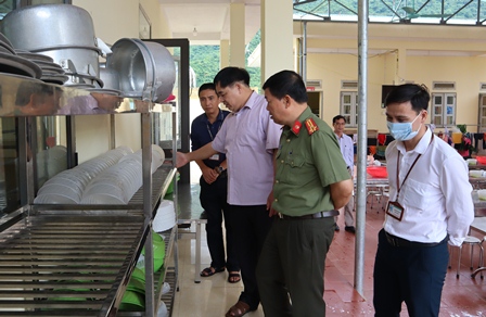 Đoàn công tác Ban Chỉ đạo liên ngành về VSATTP tỉnh kiểm tra đảm bảo VSATTP trên địa bàn xã Khoen On (huyện Than Uyên).