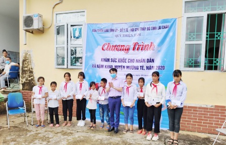 Đ/c Lê Chí Công – Phó trưởng ban Ban Tuyên giáo Tỉnh ủy trao suất học bổng cho các em học sinh nghèo vượt khó