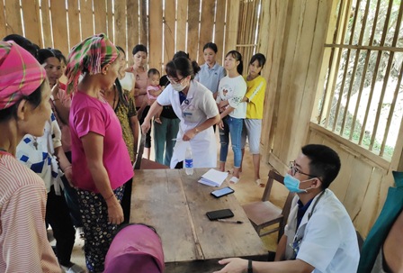 ​ ​Các y bác sĩ bệnh viện Đa khoa tỉnh Lai Châu và Trung tâm y tế huyện Mường Tè kiểm tra sức khỏe cho bà con Nhân dân bản Nậm Pì, xã Nậm Khao