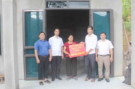 Đại diện lãnh đạo tỉnh, huyện, xã Thèn Sin trao nhà Đại đoàn kết cho chị Lành Thị Nhung ở bản Na Đông, xã Thèn Sin