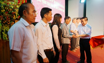Đồng chí Tống Thanh Hải - Ủy viên Ban Thường vụ Tỉnh ủy, Phó Chủ tịch Thường trực UBND tỉnh tặng quà các đại biểu.