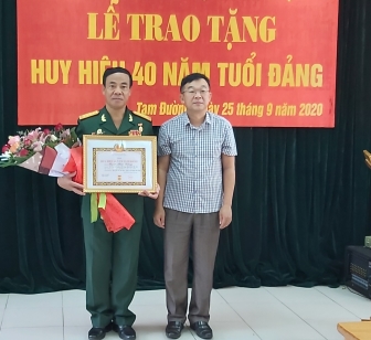 Lãnh đạo Huyện ủy Tam Đường trao huy hiệu 40 năm tuổi Đảng cho đồng chí Bạch Thái Dũng