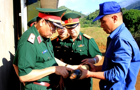 Đồng chí Thiếu tướng Trần Anh Du - Phó Tư lệnh Quân khu 2 kiểm tra công tác bảo quản vũ khí trang bị kỹ thuật của Bộ CHQS tỉnh