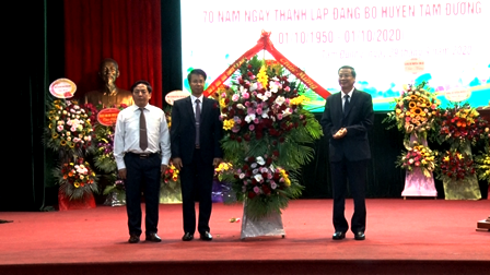 Đồng chí Vũ Văn Hoàn - Phó Bí thư Thường trực Tỉnh ủy, Chủ tịch HĐND tỉnh tặng hoa chúc mừng Lễ kỷ niệm