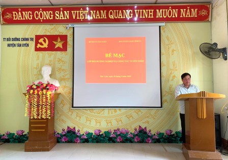 Đc Phan Văn Nguyên-Phó Bí thư Thường trực Huyện ủy, Chủ tịch HDND huyện phát biểu giao nhiêm vụ cho các học viên