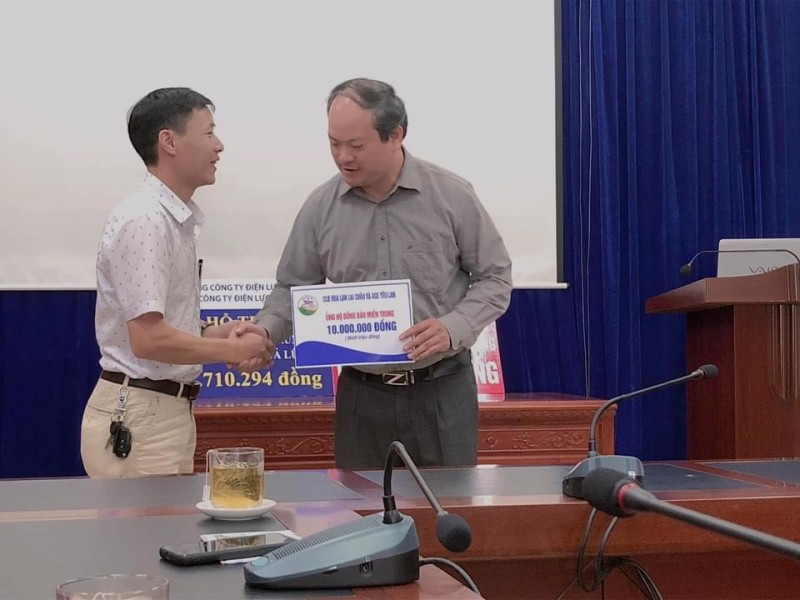 Chủ nhiệm CLB Hoa lan Lai Châu trao tiền ủng hộ đồng bào bị ảnh hưởng do lão lũ ở miền Trung