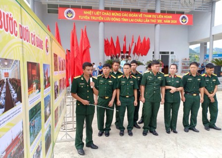 Đội tuyên truyền văn hóa Bộ Chỉ huy Quân sự tỉnh tham gia phần thi triển lãm ảnh