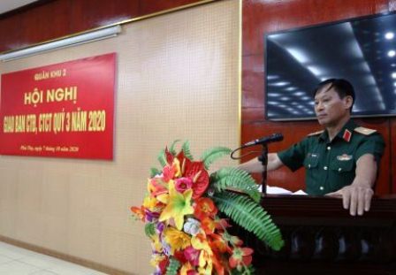 Đồng chí Thiếu tướng Trần Ngọc Tuấn, Phó Chính uỷ Quân khu phát biểu chỉ đạo tại hội nghị.