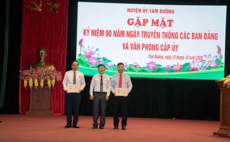 Đồng chí Cao Trang Trọng - Phó Bí thư Thường trực Huyện ủy trao kỷ niệm chương cho các cá nhân