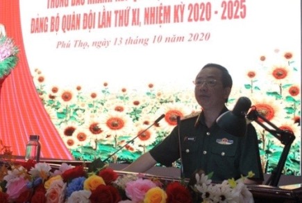 Trung tướng Trịnh Văn Quyết, Bí thư Đảng uỷ, Chính uỷ Quân khu thông tin tại hội nghị.