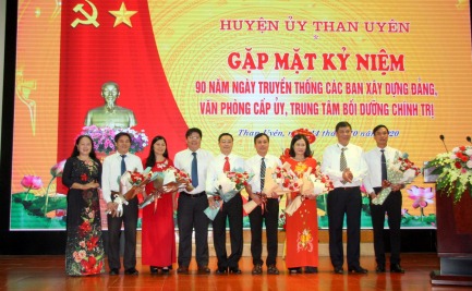 Lãnh đạo huyện Than Uyên tặng hoa chúc mừng các Ban xây dựng Đảng, Văn phòng Huyện ủy, Trung tâm Bồi dưỡng chính trị.