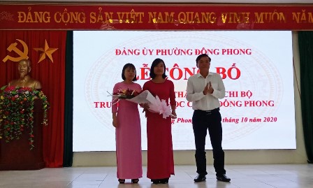Đồng chí Đàm Vũ Hùng - Bí thư Đảng ủy phường Đông Phong quyết định thành lập Chi bộ Trường THCS Đông Phong