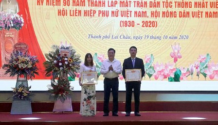 Đồng chí Lương Chiến Công - Phó Bí thư, Chủ tịch UBND tặng Giấy khen cho 2 tập thể có thành tích tiêu biểu.