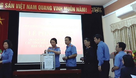 Công chức, người lao động Viện KSND tỉnh ủng hộ tiền mặt giúp đỡ đồng bào các tỉnh miền Trung bị lũ lụt.