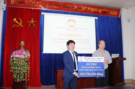Uỷ ban MTTQ Việt Nam tỉnh Lai Châu tiếp nhận tiền ủng hộ của Công ty Điện lực Lai Châu.