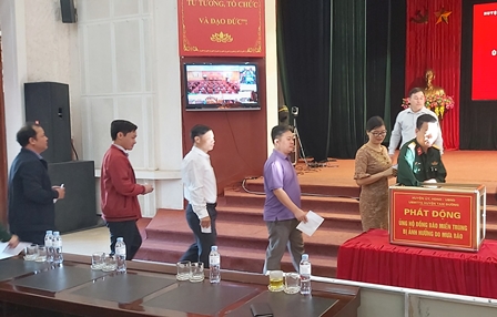 Lãnh đạo huyện Tam Đường cùng cán bộ, công chức, viên chức huyện Tam Đường ủng hộ đồng bào các tỉnh miền Trung bị lũ lụt.