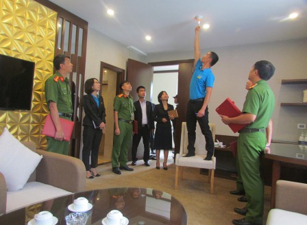 Đoàn công tác Phòng Cảnh sát PCCC&CNCH (Công an tỉnh) kiểm tra công tác PCCC tại Khách sạn Mường Thanh.