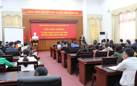 Đồng chí Lê Mạnh Thắng - Phó Bí thư Đảng uỷ Khối phát biểu khai giảng lớp học